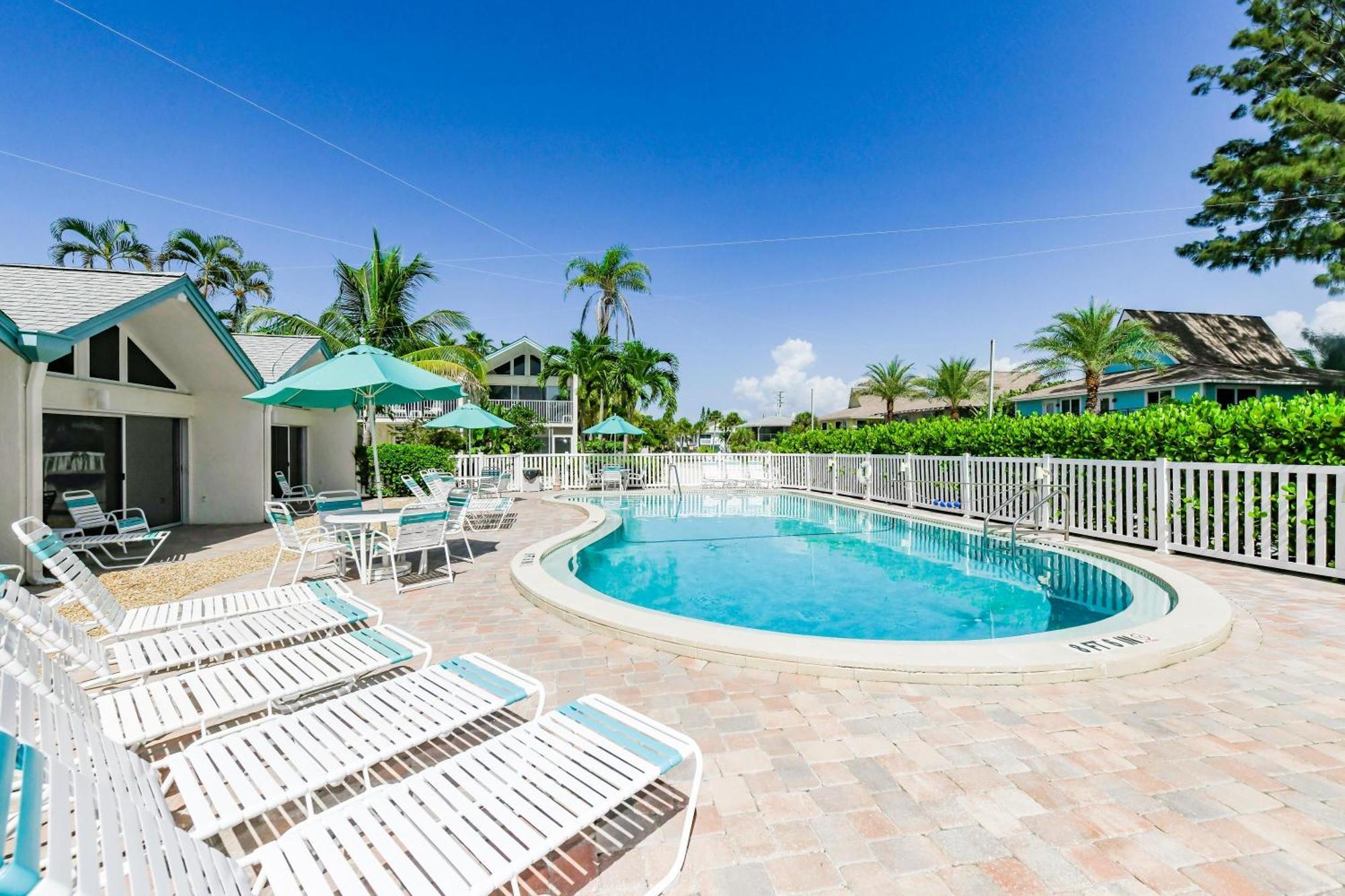 Coconuts Poolside #115 Villa Holmes Beach Exterior photo